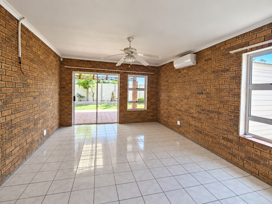 To Let 4 Bedroom Property for Rent in Rouxville Western Cape